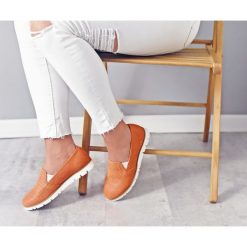 Dziurkowane półbuty - skóra naturalna - model 253 - kolor dyniowy. Półbuty damskie Zapato, bez wzorów, ze skóry, bez obcasa, bez zapięcia. Za 299,00 zł.