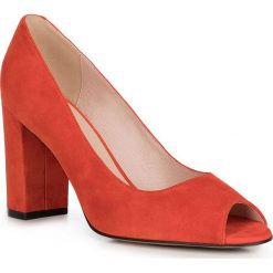 Buty damskie. Czerwone czółenka damskie Wittchen, na ślub cywilny, z aplikacjami, ze skóry, bez obcasa, na słupku. W wyprzedaży za 229,90 zł.