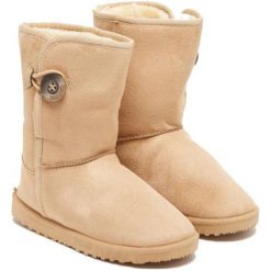 Botki w kolorze beżowym. Brązowe buty zimowe damskie marki Carla Samuel. W wyprzedaży za 129,95 zł.