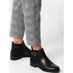 Czarne Botki Giselle. Czarne botki damskie Born2be, eleganckie, z okrągłym noskiem, bez obcasa, na płaskiej podeszwie, z paskami. Za 109,99 zł.