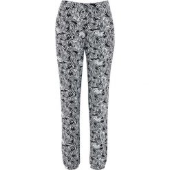 Spodnie shirtowe bonprix czarno-biel wełny z nadrukiem. Czarne spodnie damskie bonprix, z wełny. Za 54,99 zł.