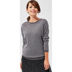 Sweter z odkrytymi plecami i metaliczną nitką. Szare swetry damskie Moodo, s, bez wzorów, z wiskozy, z długim rękawem, długie, bez kaptura. Za 69,99 zł.