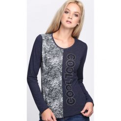 Granatowa Bluzka Cool Look. Szare bluzki damskie z długim rękawem marki Born2be, s, z napisami, z materiału, z okrągłym kołnierzem. Za 19,99 zł.