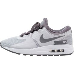 Nike Sportswear AIR MAX ESSENTIAL Tenisówki i Trampki wolf grey/dark grey/pure platinum. Szare buty dziewczęce sportowe Nike Sportswear, z gumy. W wyprzedaży za 343,20 zł.