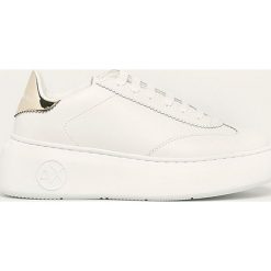 Armani Exchange - Buty. Białe buty sportowe damskie Armani Exchange, z gumy. W wyprzedaży za 549,90 zł.