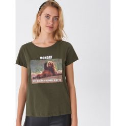 Koszulka z nadrukiem Monday - Khaki. Brązowe bluzki damskie House, s, z nadrukiem, bez kołnierzyka, bez rękawów. Za 39,99 zł.