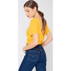 NA-KD Basic T-shirt z odkrytymi plecami - Yellow. Żółte t-shirty damskie NA-KD Basic, z bawełny, z dekoltem na plecach. W wyprzedaży za 37,07 zł.