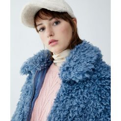 Futrzana kurtka z koszulowym kołnierzem. Niebieskie kurtki damskie Pull&Bear, z futra. Za 199,00 zł.