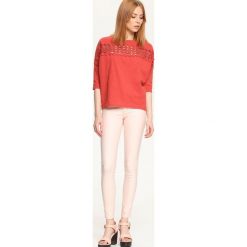 BLUZA NIEROZPINANA DAMSKA Z APLIKACJĄ. Czerwone bluzy damskie Top Secret, z aplikacjami, bez rękawów, bez kaptura. W wyprzedaży za 34,99 zł.