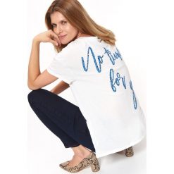 T-shirt krótki rękaw damski z nadrukiem. Białe t-shirty damskie Top Secret, z nadrukiem, z bawełny, z dekoltem w serek. W wyprzedaży za 14,99 zł.