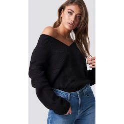 Swetry damskie: Pamela x NA-KD Sweter V-Neck Knitted - Black
