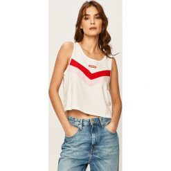 Levi's - Top. Białe bluzki damskie Levi's®, s, z nadrukiem, z bawełny, casualowe, z okrągłym kołnierzem, bez rękawów. W wyprzedaży za 49,90 zł.