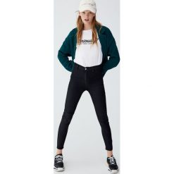 Jeansy z wysokim stanem bez kieszeni. Czarne jeansy damskie Pull&Bear, bez wzorów, z jeansu, z podwyższonym stanem. Za 49,90 zł.