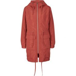 Lekki płaszcz outdoorowy z kapturem bonprix rdzawoczerwony. Pomarańczowe płaszcze damskie bonprix. Za 129,99 zł.