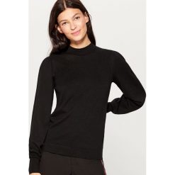 Sweter z bufiastymi rękawami - Czarny. Czarne swetry klasyczne damskie marki Mohito, xs. W wyprzedaży za 29,99 zł.