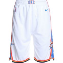 Nike Performance SWINGMAN ASSOCIATION SHORT Krótkie spodenki sportowe white/light blue. Białe spodenki chłopięce Nike Performance, z materiału, sportowe. W wyprzedaży za 127,20 zł.