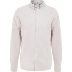 Filippa K PIERRE OXFORD Koszula sand paper. Białe koszule męskie marki Filippa K, xl, bez wzorów, z bawełny, bez kołnierzyka, bez rękawów. Za 439,00 zł.