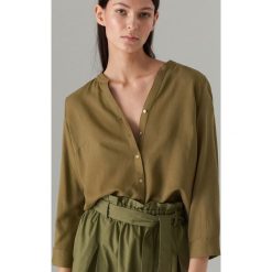 Elegancka bluzka z lnem - Khaki. Brązowe bluzki damskie Mohito, bez wzorów, eleganckie, bez kołnierzyka, bez rękawów. Za 119,99 zł.