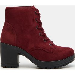 Botki na obcasie - Bordowy. Czerwone botki damskie Sinsay, bez obcasa, na obcasie, bez zapięcia. Za 59,99 zł.