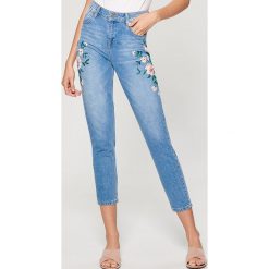 Jeansy high waist z kwiatową aplikacją - Niebieski. Niebieskie spodnie damskie z wysokim stanem marki Mohito, z podwyższonym stanem. W wyprzedaży za 119,99 zł.
