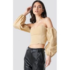 NA-KD Boho Top z odkrytymi ramionami - Beige. Brązowe topy damskie marki NA-KD Boho, bez wzorów, bez kołnierzyka. Za 121,95 zł.