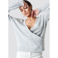 NA-KD Trend Sweter z kopertowym dekoltem - Grey. Szare swetry damskie marki NA-KD Trend, bez wzorów, z elastanu, bez rękawów, bez kaptura. Za 121,95 zł.