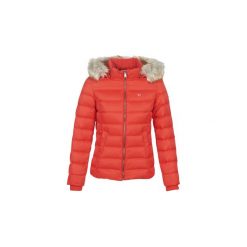 Kurtki pikowane Tommy Jeans TJW ESSENTIAL HOODED DOWN JACKET. Czerwone kurtki damskie Tommy Jeans, s, bez wzorów, z jeansu, bez kaptura. Za 959,00 zł.
