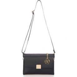 Skórzana torebka w kolorze czarnym - 26 x 17 x 9 cm. Czarne torebki klasyczne damskie Black Bags, w paski, ze skóry, na ramię, bez dodatków. W wyprzedaży za 263,95 zł.