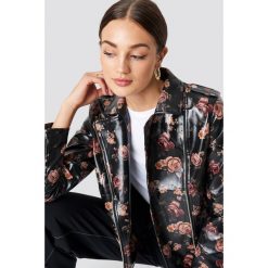 NA-KD Trend Krótka kurtka z nadrukiem w róże - Black. Białe kurtki damskie marki NA-KD Trend, z nadrukiem, z jersey, z okrągłym kołnierzem. Za 323,95 zł.