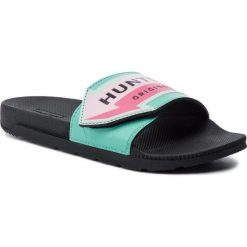 Klapki HUNTER - Adjustable Slide Arrow Print WFD4027EVA Ocean Swell. Różowe klapki damskie Hunter, bez wzorów, ze skóry ekologicznej, bez obcasa. W wyprzedaży za 149,00 zł.