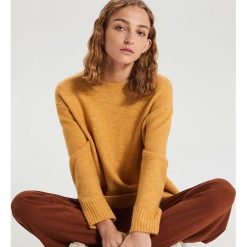 Gładki sweter oversize - Beżowy. Brązowe swetry damskie Cropp, s, bez wzorów, bez rękawów, bez kaptura. W wyprzedaży za 39,99 zł.