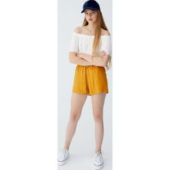 Krótki top z odkrytymi ramionami. Szare topy damskie Pull&Bear, bez wzorów, bez kołnierzyka, z krótkim rękawem. Za 59,90 zł.