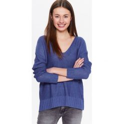 SWETER DAMSKI Z DEKOLTEM W SEREK, LUŹNY. Szare bez kategorii marki Top Secret, na lato. Za 39,99 zł.