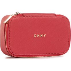 Szkatułka na biżuterię DKNY - R03R1K53 Bright Red 8RD. Czerwone kosmetyczki męskie DKNY, bez wzorów, ze skóry ekologicznej. Za 349,00 zł.