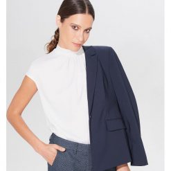 Wiskozowa bluzka ze stójką - Kremowy. Białe bluzki damskie Mohito, xl, bez wzorów, z wiskozy, ze stójką, bez rękawów. W wyprzedaży za 39,99 zł.