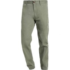Tommy Jeans ESSENTIAL Chinosy deep lichen. Brązowe jeansy męskie marki Tommy Jeans. W wyprzedaży za 359,20 zł.