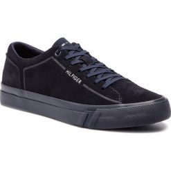 Tenisówki TOMMY HILFIGER - Corporate Suede Sneaker FM0FM02090 Midnight 403. Niebieskie półbuty męskie TOMMY HILFIGER, na co dzień, bez wzorów, ze skóry, eleganckie, bez zapięcia. Za 449,00 zł.
