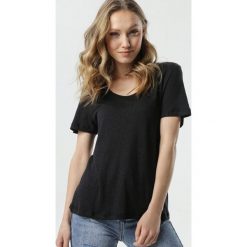 Czarny T-shirt Kleia. Czarne bluzki damskie Born2be, s, bez wzorów, z okrągłym kołnierzem. Za 49,99 zł.