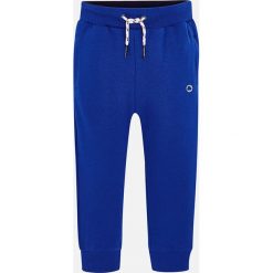 Mayoral - Spodnie dziecięce 92-134 cm. Niebieskie spodnie chłopięce Mayoral, bez wzorów, z elastanu, sportowe. W wyprzedaży za 47,90 zł.