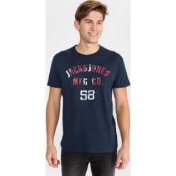 Jack & Jones Seth Koszulka Niebieski. Niebieskie podkoszulki męskie Jack & Jones, s, z nadrukiem, z bawełny, bez kołnierzyka, z krótkim rękawem, krótkie. Za 78,95 zł.