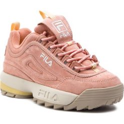Sneakersy FILA - Disruptor S Low Wmn 1010605.71B Salmon. Różowe półbuty damskie Fila, na co dzień, bez wzorów, ze skóry, bez obcasa, na płaskiej podeszwie, bez zapięcia. Za 559,00 zł.