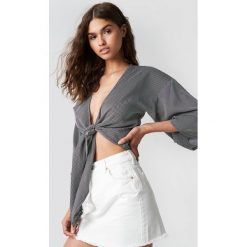 NA-KD Boho Bluzka z wiązaniem z przodu - Black,Multicolor. Czarne bluzki damskie marki NA-KD Boho, bez wzorów, z poliesteru, boho, bez kołnierzyka, bez rękawów. W wyprzedaży za 36,58 zł.