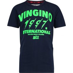 Koszulka "Hilvio" w kolorze granatowym. Niebieskie t-shirty chłopięce Vingino, z nadrukiem, z bawełny, bez rękawów. W wyprzedaży za 49,95 zł.