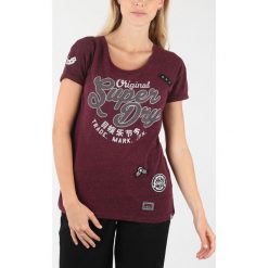 SuperDry Koszulka Czerwony. Czerwone koszulki damskie Superdry, xs, z haftami, z bawełny, bez kołnierzyka. Za 206,95 zł.