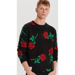Sweter w róże - Czarny. Czarne swetry męskie Cropp, s, bez wzorów, bez kołnierzyka, bez kaptura. Za 99,99 zł.