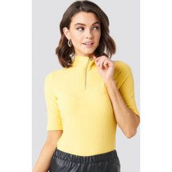 NA-KD Ribbed High Neck Top - Yellow. Żółte topy damskie NA-KD, bez wzorów, prążkowane, bez kołnierzyka. Za 100,95 zł.