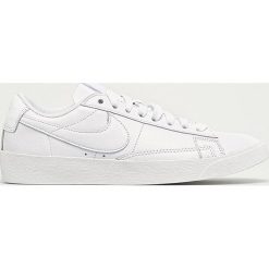 Nike Sportswear - Buty skórzane Blazer Low LE. Czarne buty sportowe damskie Nike Sportswear, bez wzorów, ze skóry, sportowe. Za 379,90 zł.