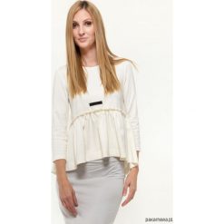 Bluzka ecru YY500247_RAL9016. Bluzki damskie Pakamera, bez wzorów, eleganckie, z okrągłym kołnierzem, bez rękawów. Za 250,00 zł.