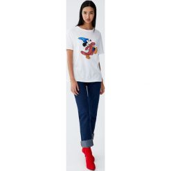 Koszulka z Myszką Miki czarodziejem. Szare t-shirty damskie marki Pull&Bear. Za 59,90 zł.
