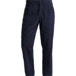 Chinosy męskie: Folk THE ASSEMBLY PANTS Chinosy navy